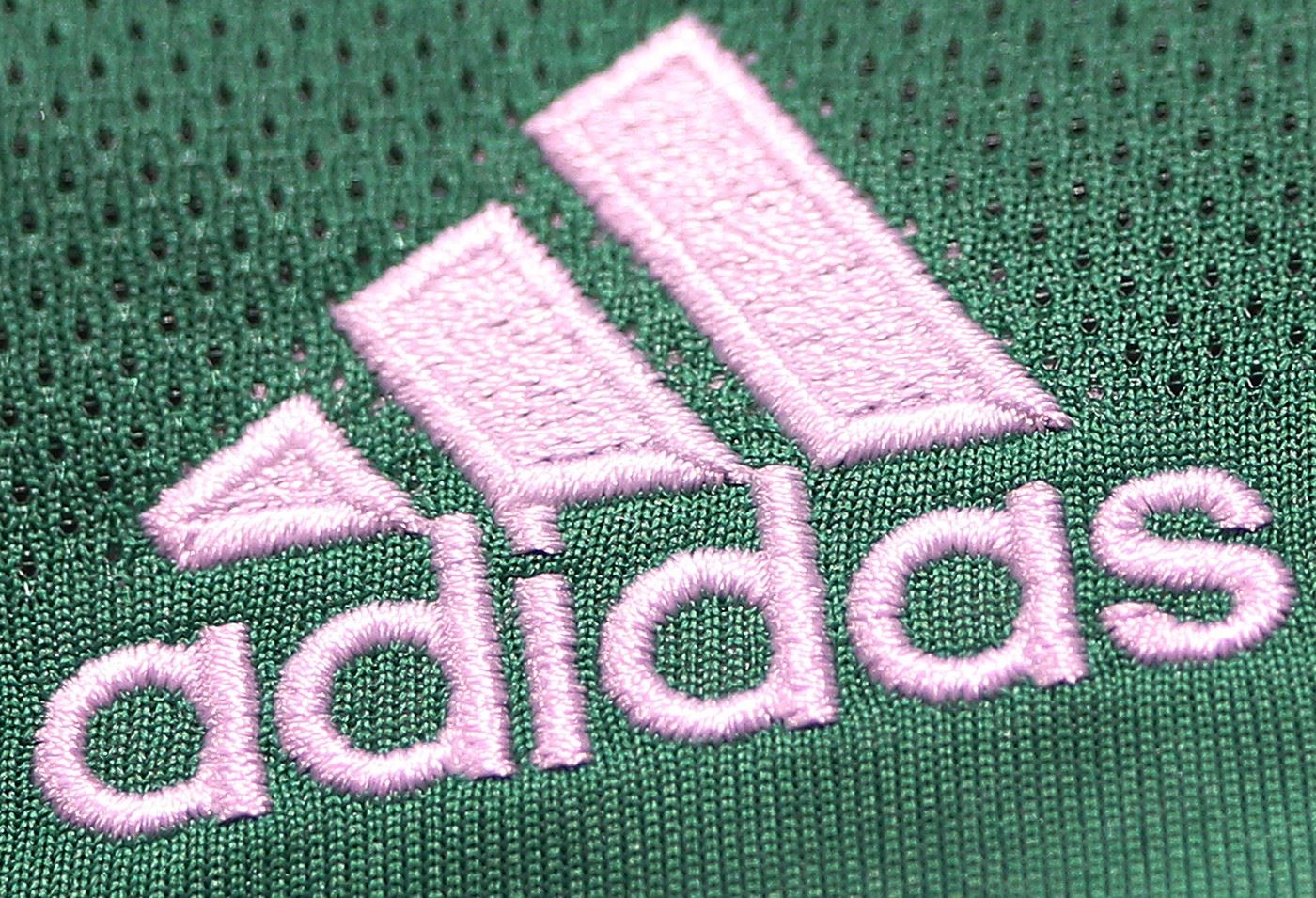 Žádné číslo 44. Adidas stahuje z prodeje dresy připomínající nacistickou symboliku