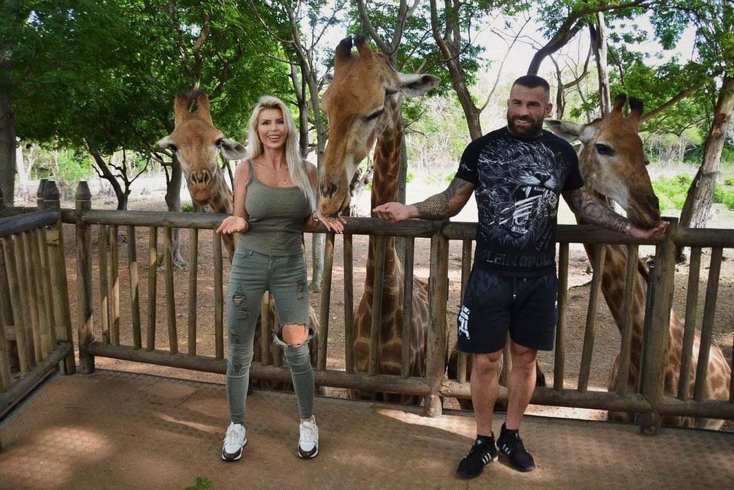 Karlos Vémola s ženou na dovolené v Africe.