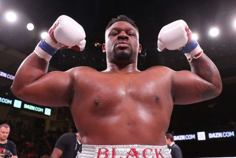 Urazím hlavu každému, kdo se proti mně postaví, slibuje boxer