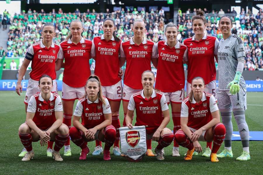 Letadlo s fotbalistkami začalo hořet. Zůstaly tak v Německu o noc déle