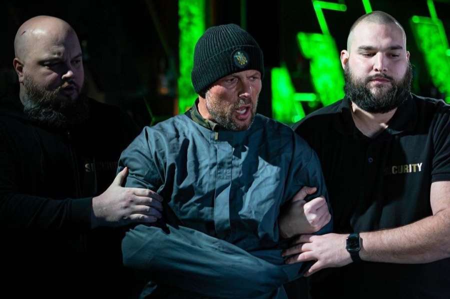 Šok na scéně, Bejr přestoupil ke konkurenci. Z hvězdy Clashe se stal majitel Red Face