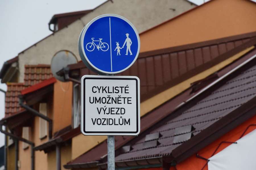 Srážka se značkou a vysklené okénko auta. Pro cyklistu skončil závod předčasně