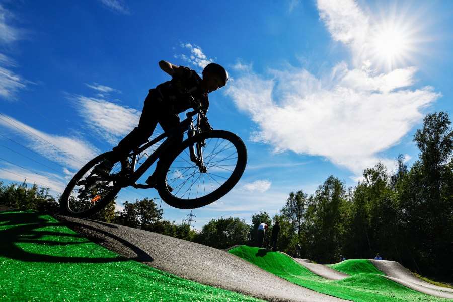 VIDEO: Cyklista skončil v hromadě hnoje